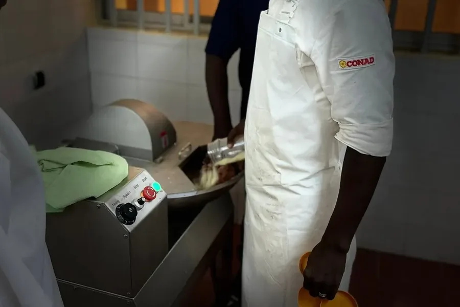Laboratoire Viviviand : préparation de la viande en tenue d'hygiène