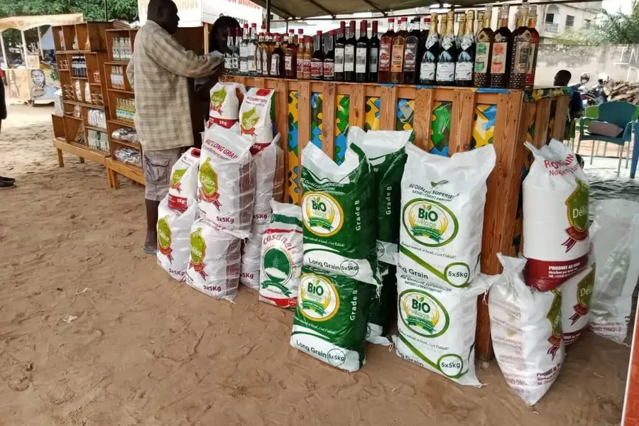 Sacs de riz local et produits conditionnés en stock