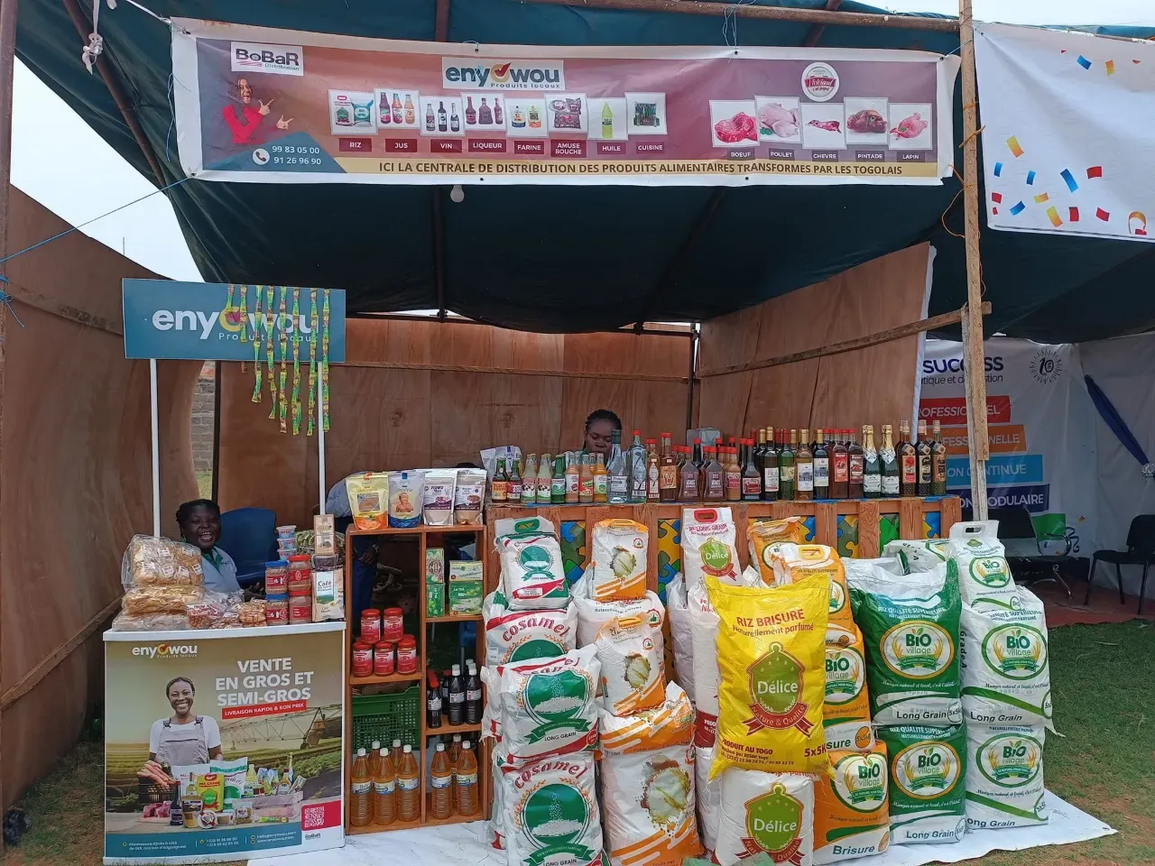 Stand BoBaR et OADEL présentant les produits locaux : riz, jus, liqueurs, farines