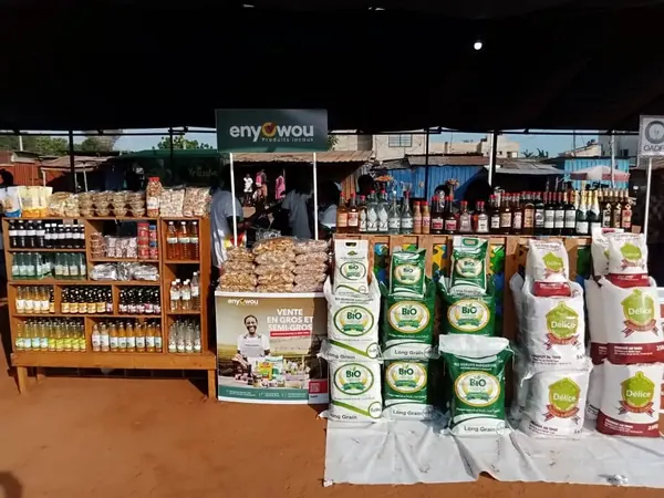 Les rayons du stand Enyowou