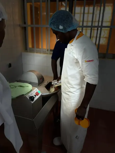 Découpe de la viande au laboratoire