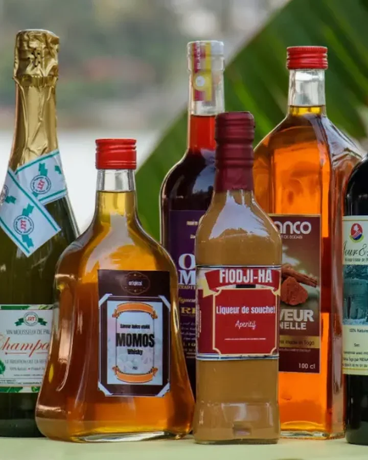 Liqueurs, whiskys et vin de palme locaux